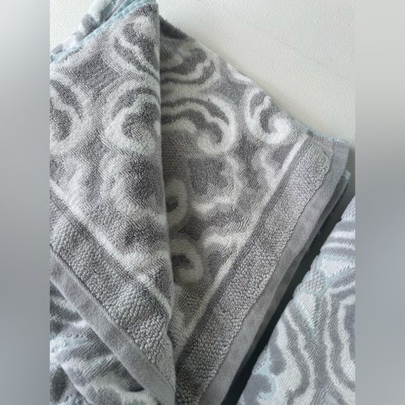 Elegant Gray Patterned Bath Towel Set - Picture 3 of 4